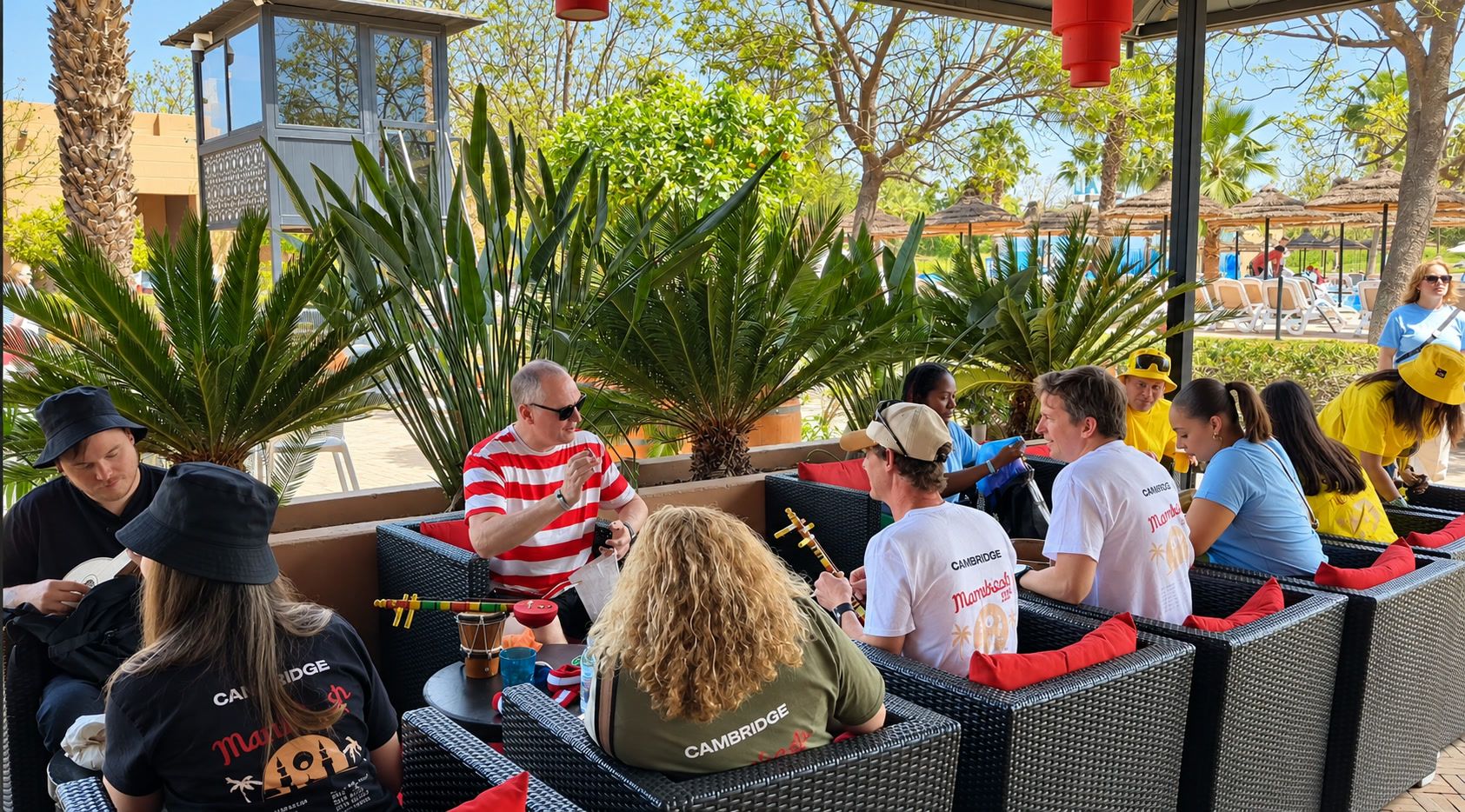 L’équipe Cambridge Audio réunie sur la terrasse d’un hôtel à Marrakech lors d’un événement de marque
