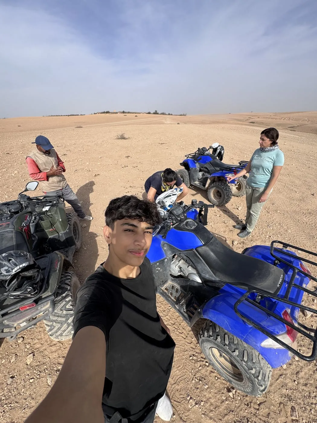 Quads sur les plaines caillouteuses du désert d’Agafay près de Marrakech